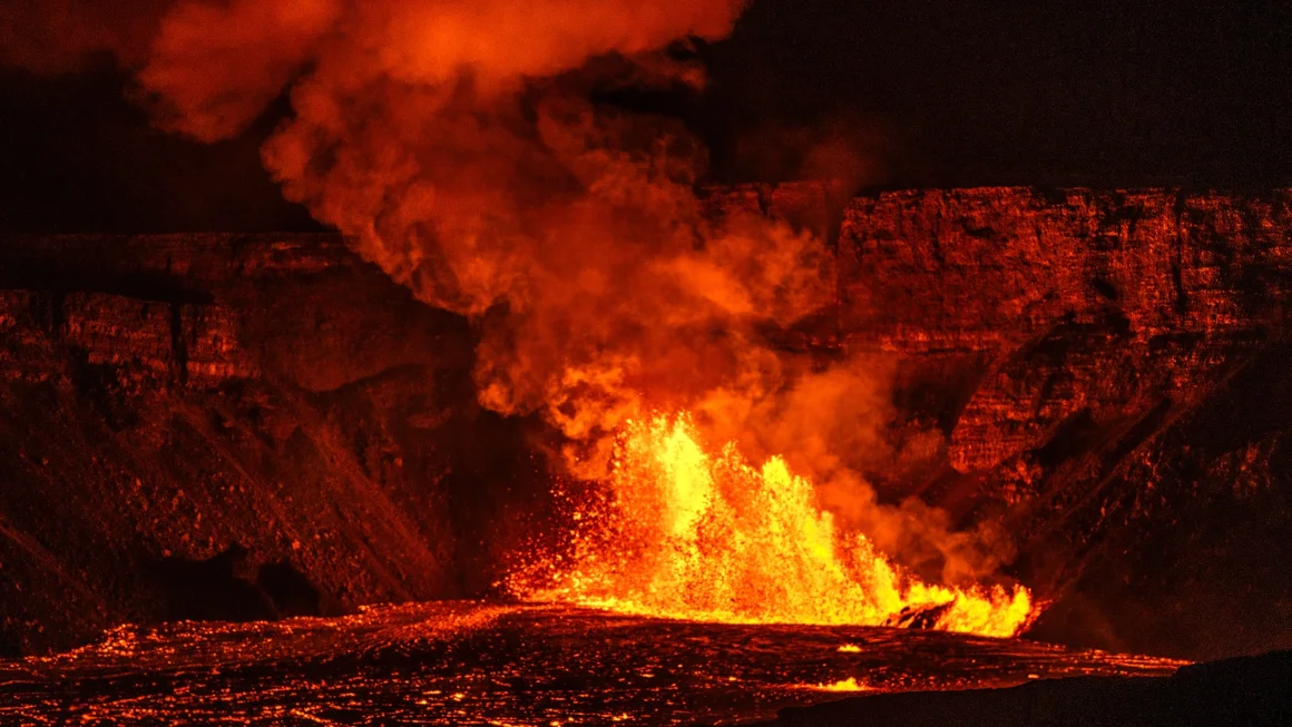 The eruption of the Kilauea volcano on the island of Hawaii is breathtaking, and the park’s opening hours can cause respiratory and heart problems