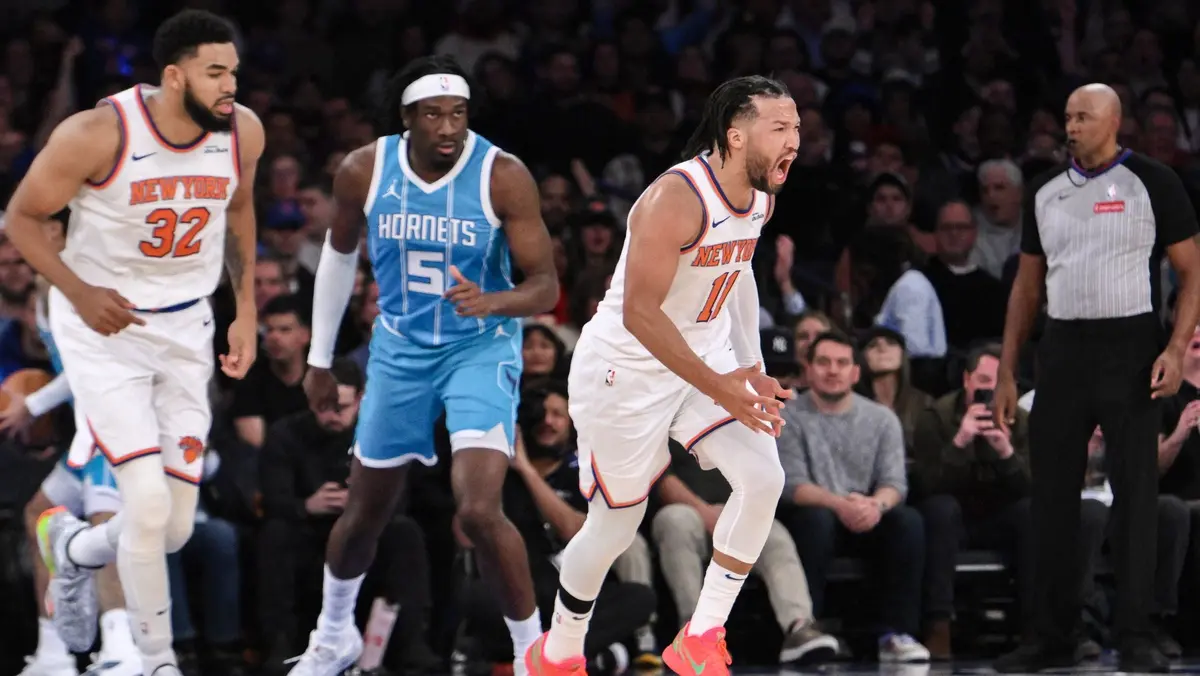 The KNICKS used a balanced offense to beat the Hornets 125-101 for their fourth straight win